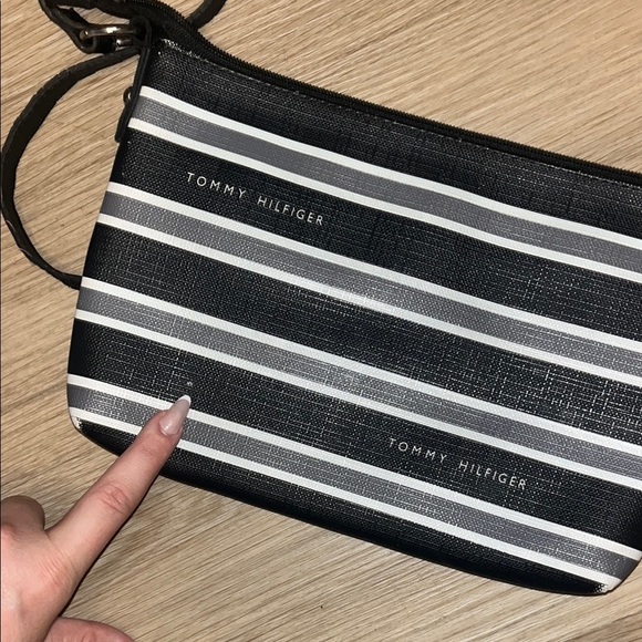 Tommy Hilfiger Black and White Crossbody Bag FLAWS SHOWN - Picture 8 of 12